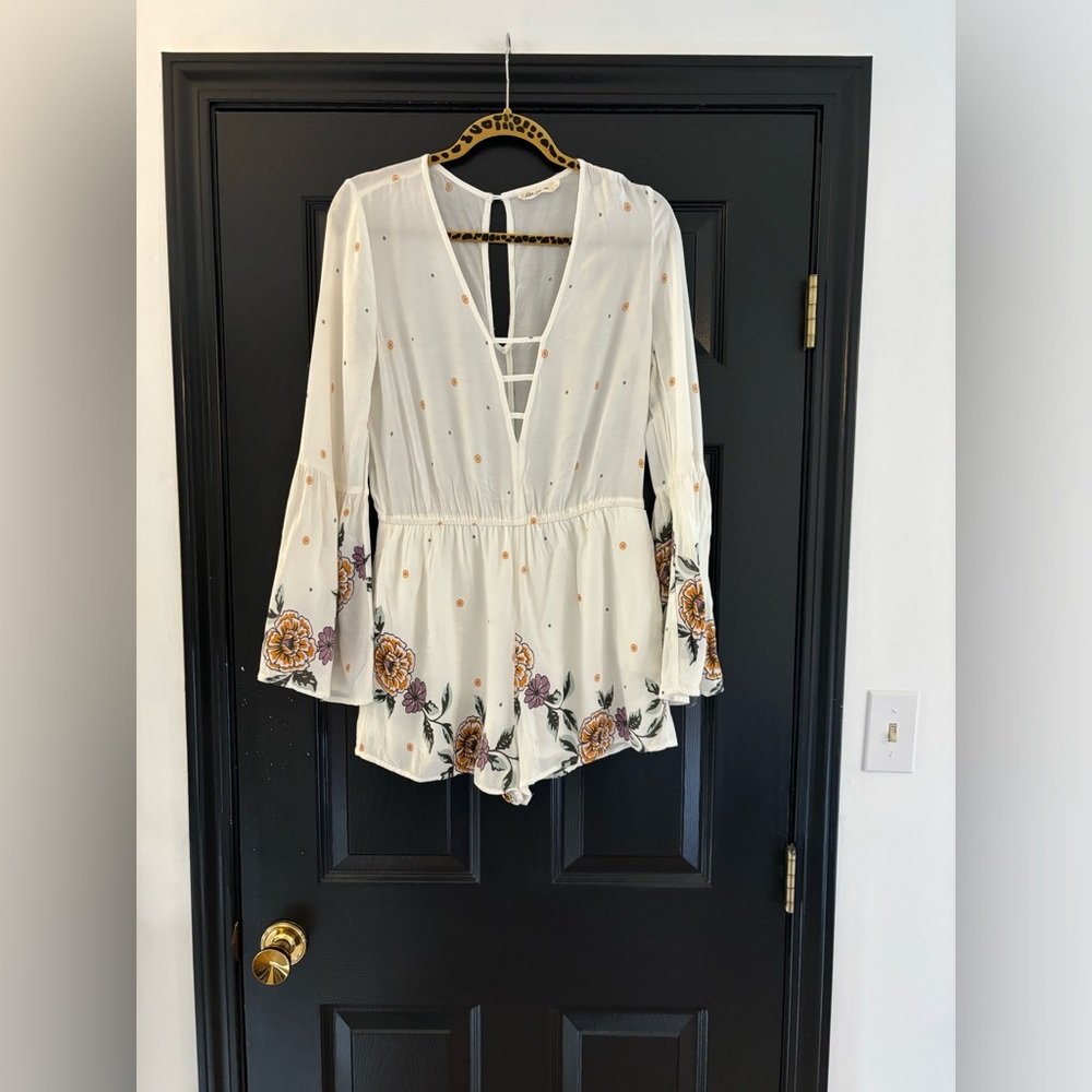 5/$25 - Cute little shorts romper - Size L